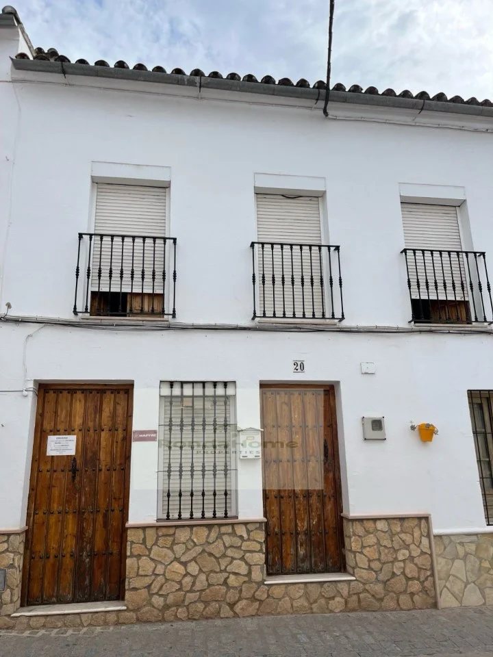 Central El Gastor duplex with shop
