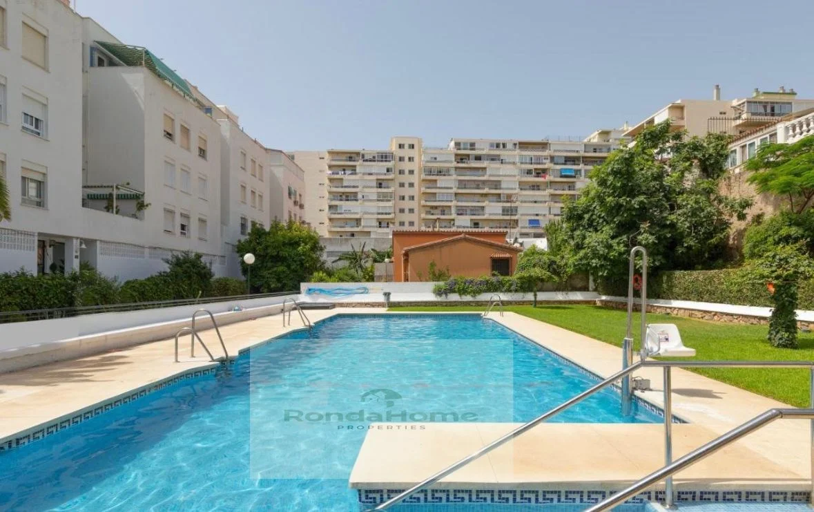 Amplio piso en Carihuela, cuatro dormitorios junto al mar