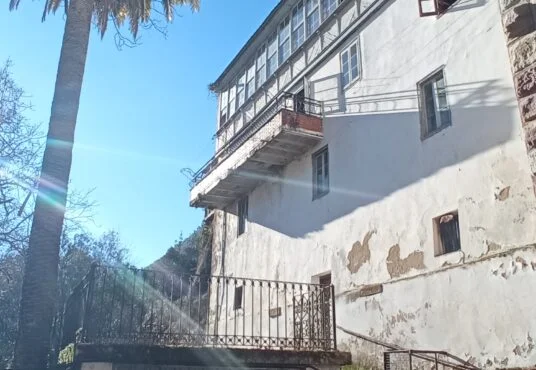 Six-floor hotel building with redevelopment potential