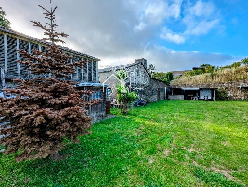 Stone house with 1,606 m² grounds