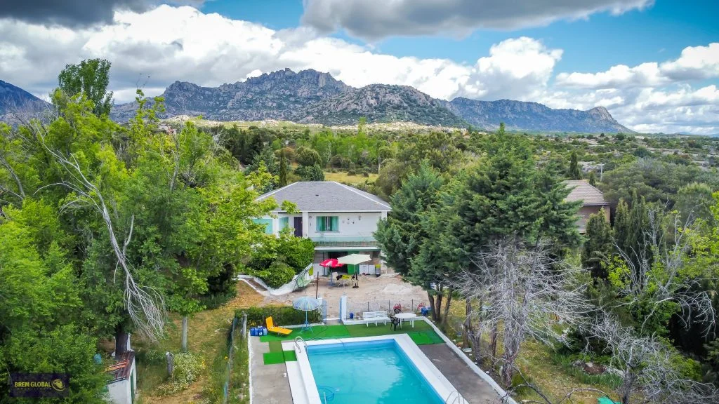 Mountain chalet with 2,200 m² plot