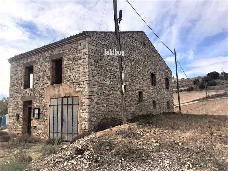 Masía de piedra con gran finca rural