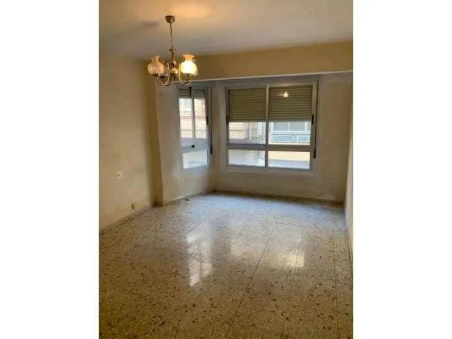 Amplio piso en Elda con cuatro habitaciones