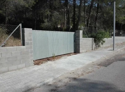 Fenced plots in Els Rosers, utilities