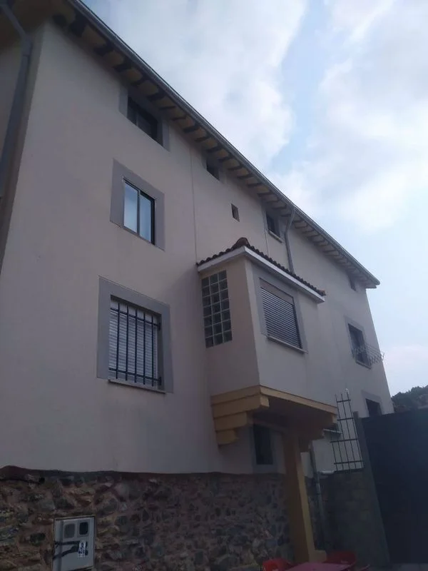 Casa de pueblo con dos viviendas y 5 dormitorios
