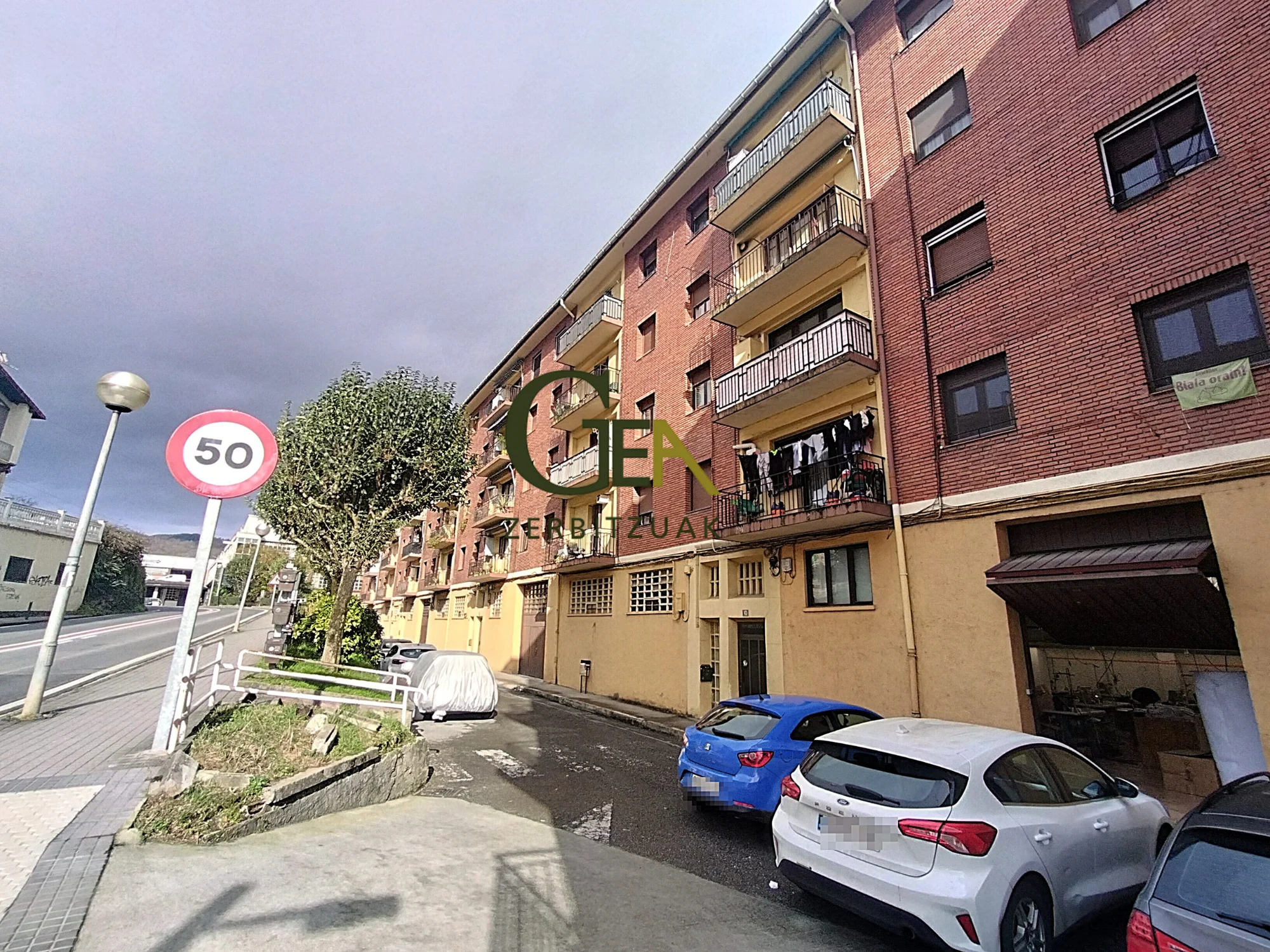 Versatile commercial unit with 87 m²