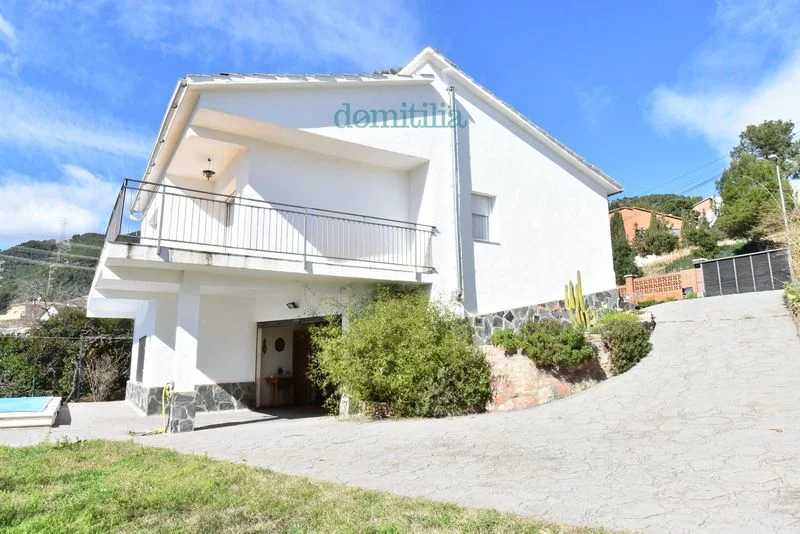 Independent chalet with pool and land