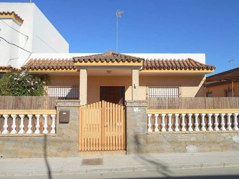 Ground-floor four-bedroom house near beach