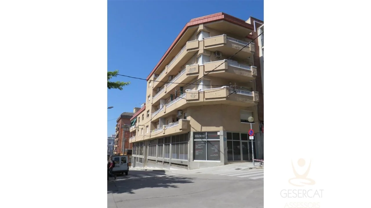 Corner commercial unit, 121 m² office space