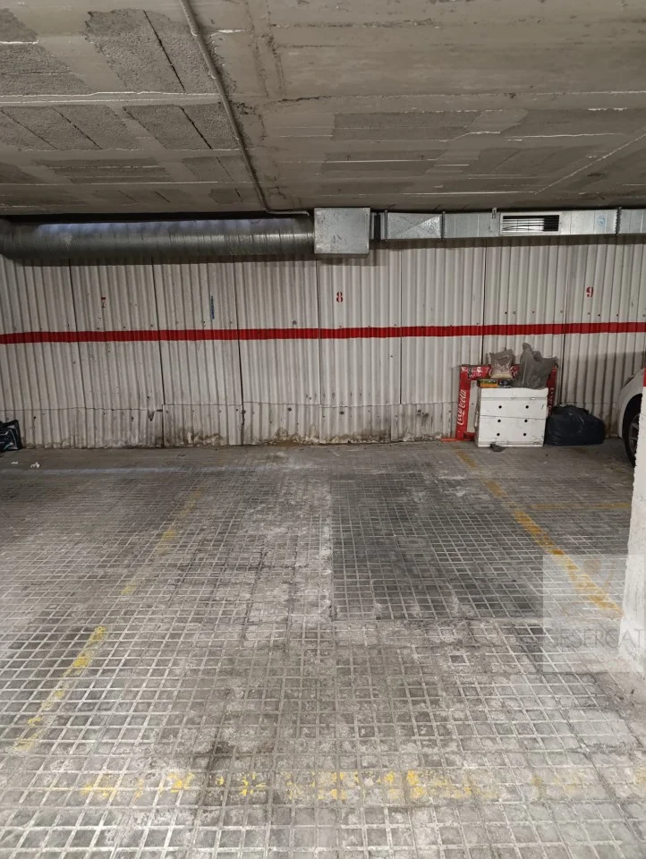 Small-car parking space in Mercat
