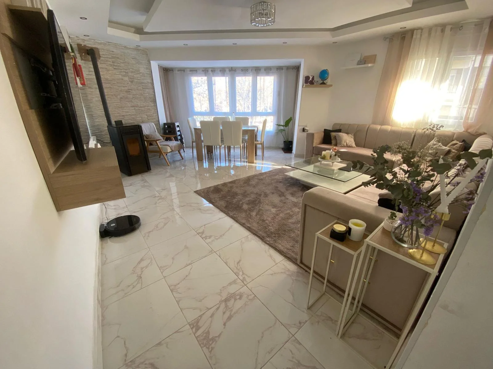 Bright Vic flat with river views