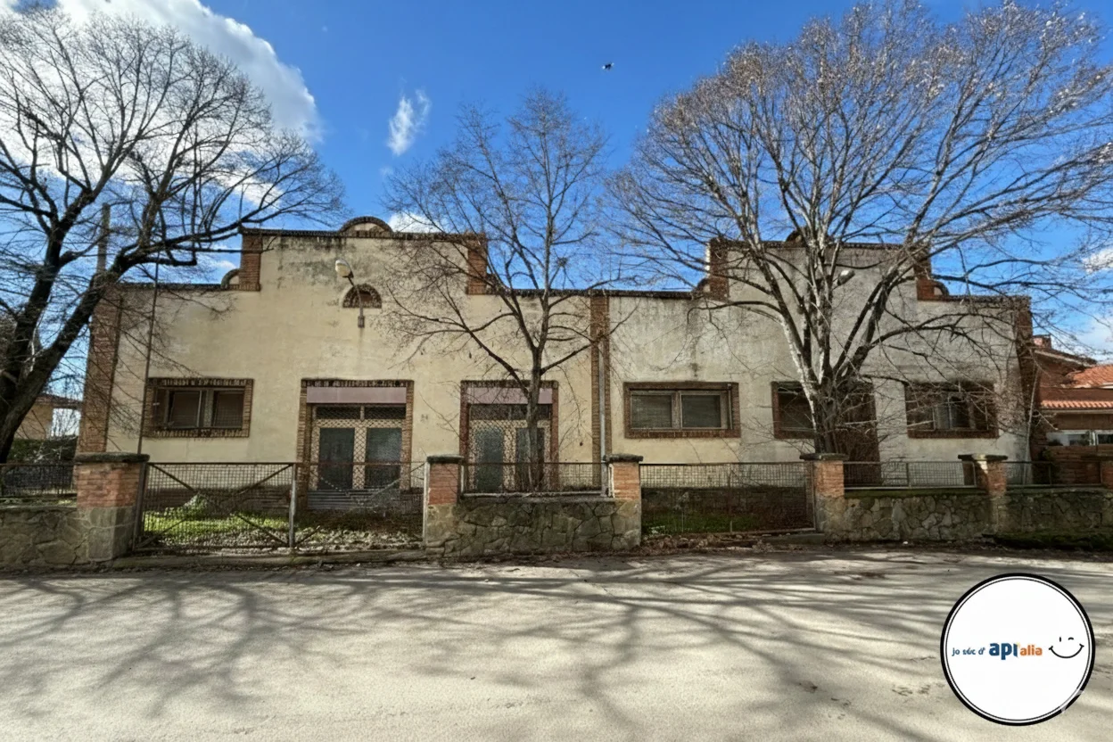 Large warehouse with three street frontage