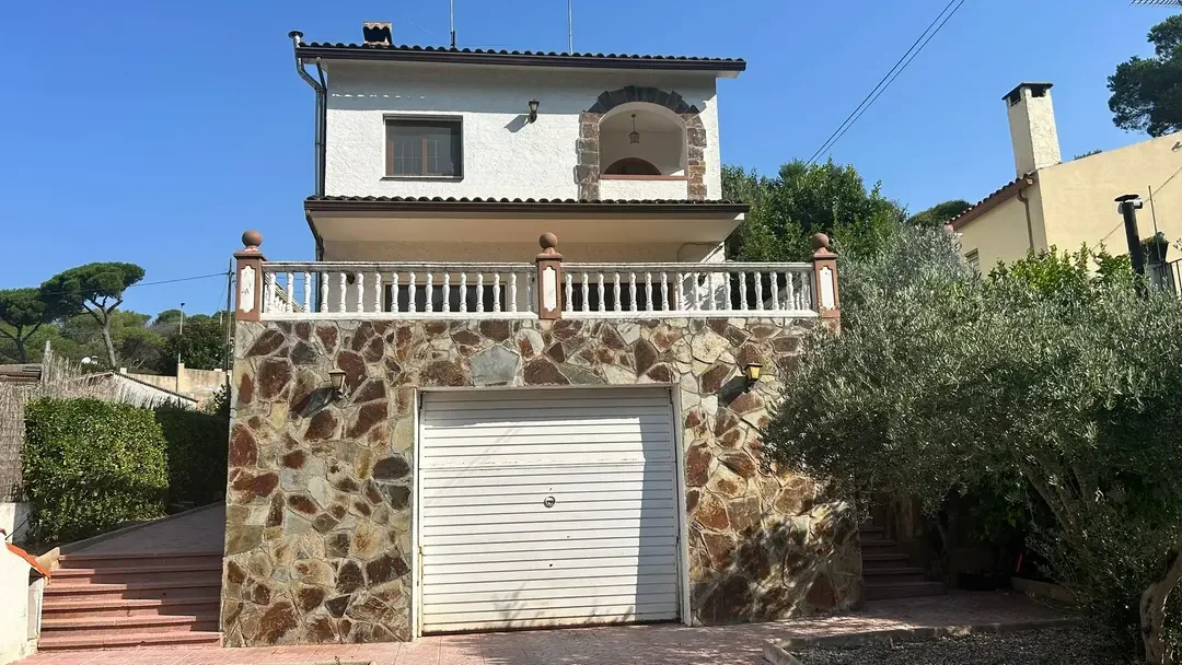 Spacious house with private pool