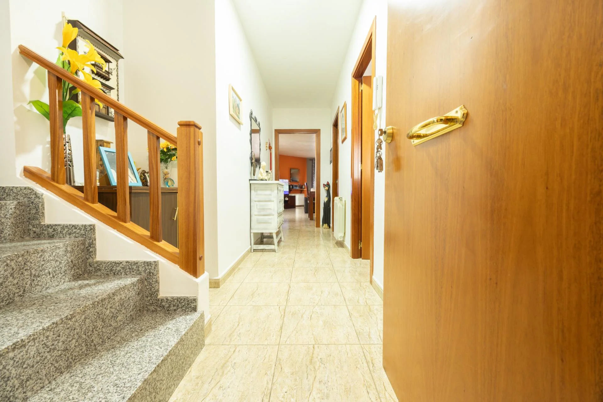 Sunny townhouse with rented commercial unit