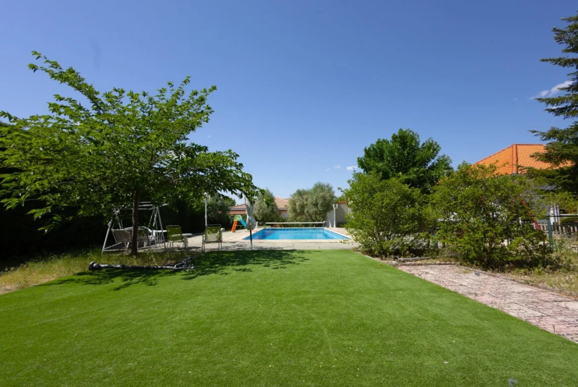 Chalet en Eurovillas, 4 dormitorios y piscina
