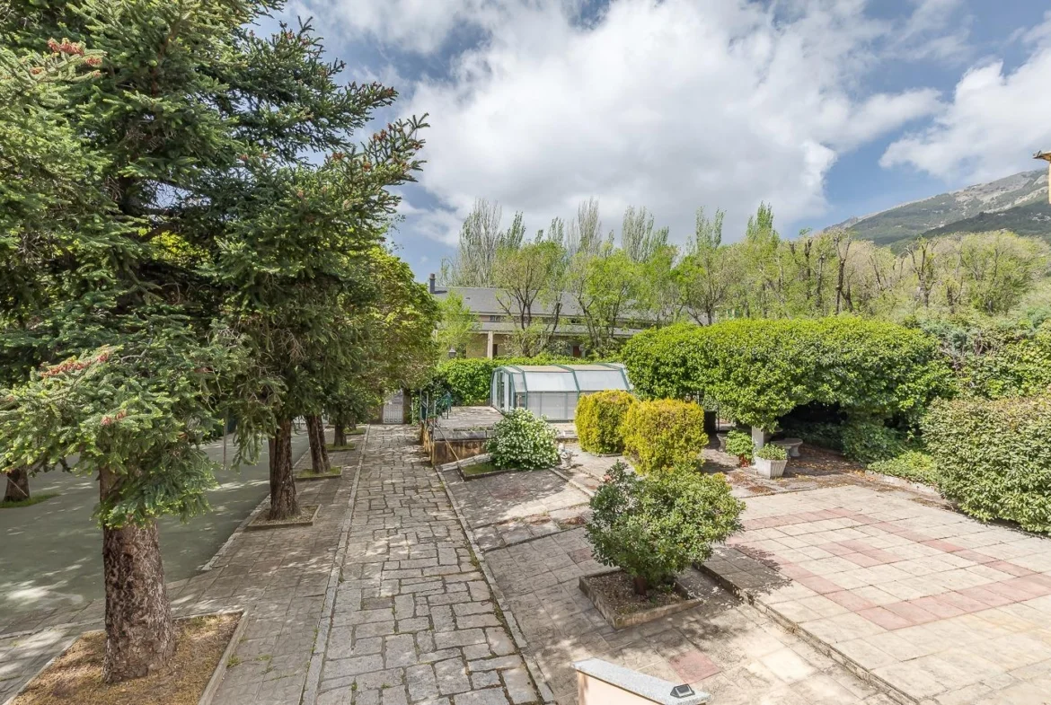 Chalet independiente con piscina cubierta