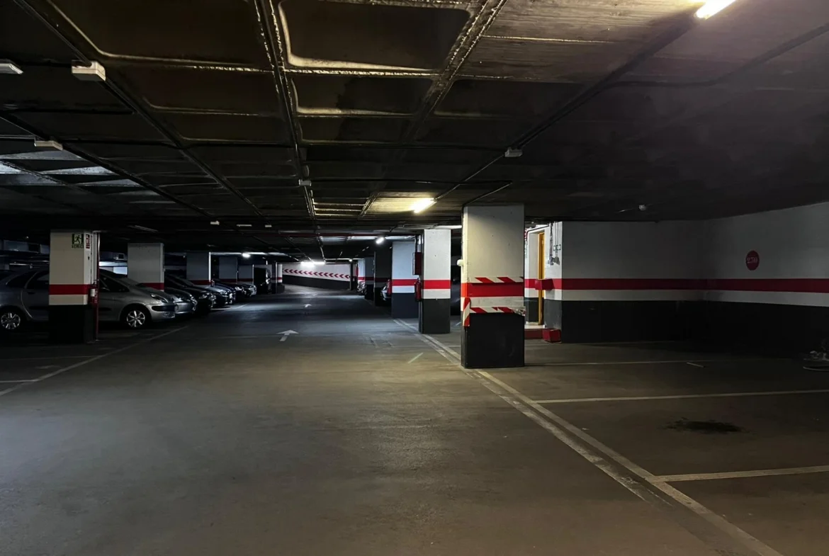 Madrid concession garage with 2070 rights