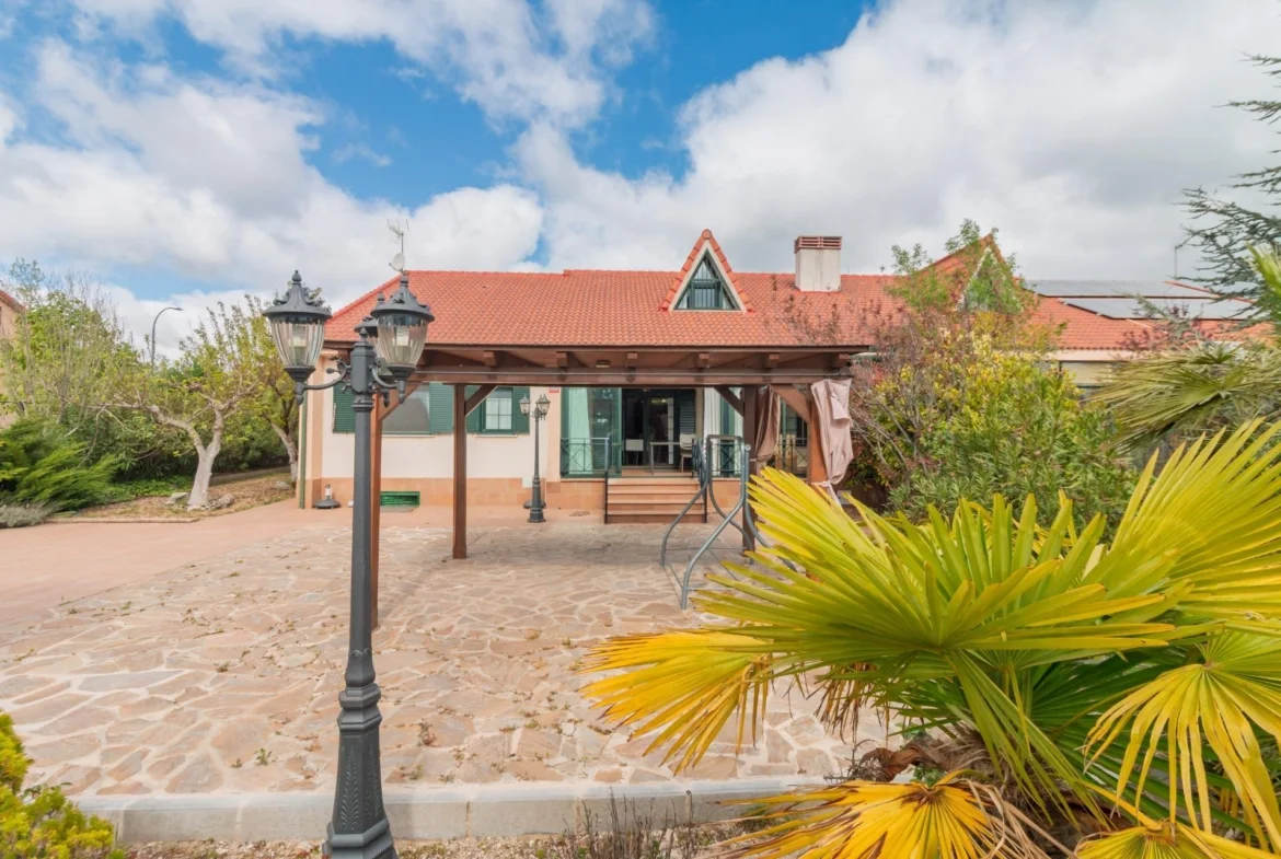 Chalet pareado con parcela privada de 622 m²