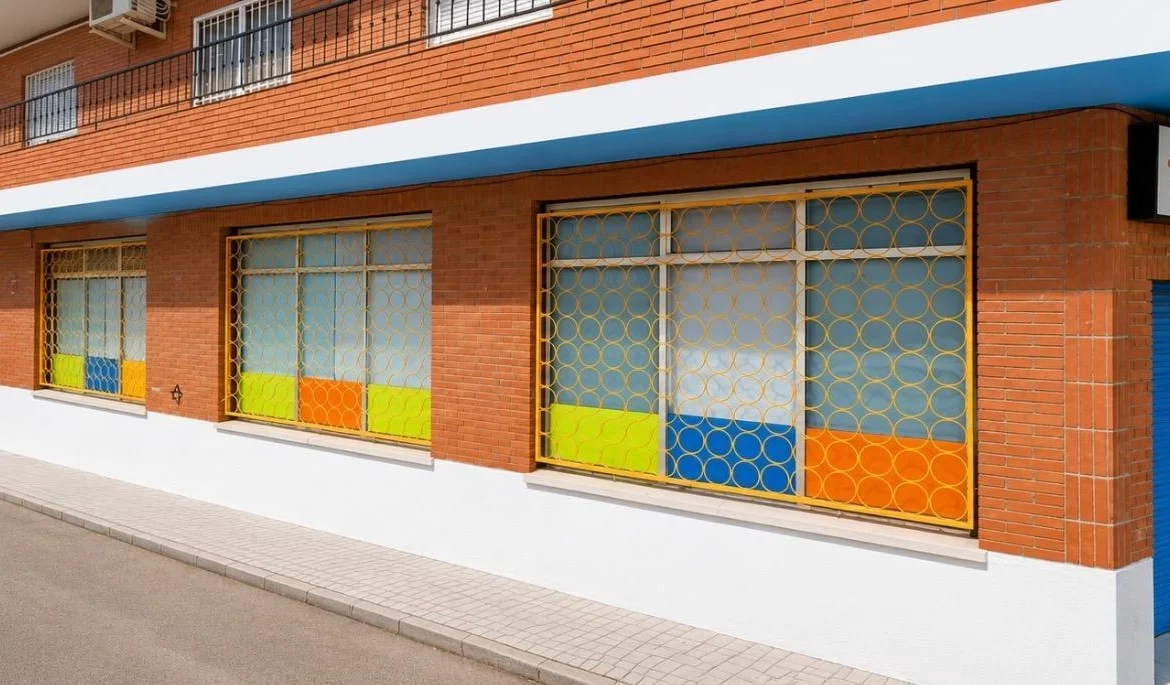 Tenanted corner commercial unit, 285 m²