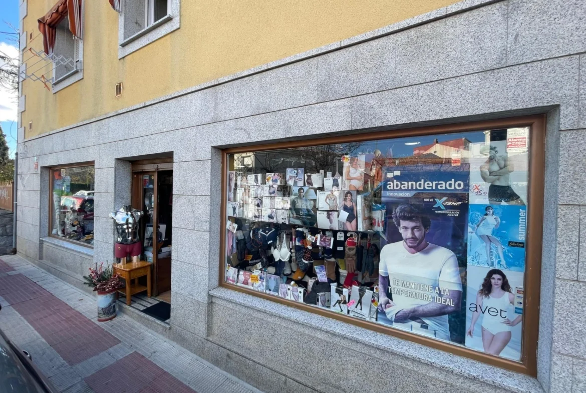Operating street-front shop in Moralzarzal