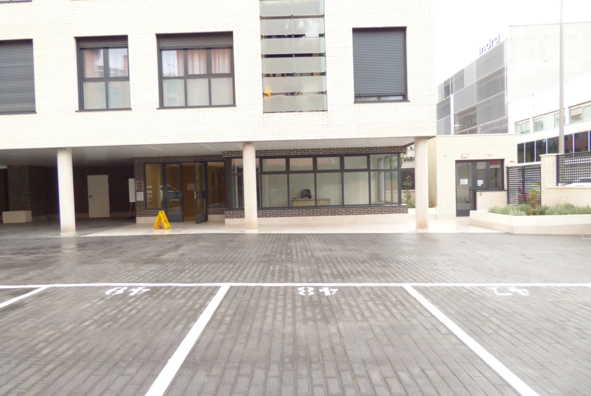 Amplia plaza exterior en Simancas