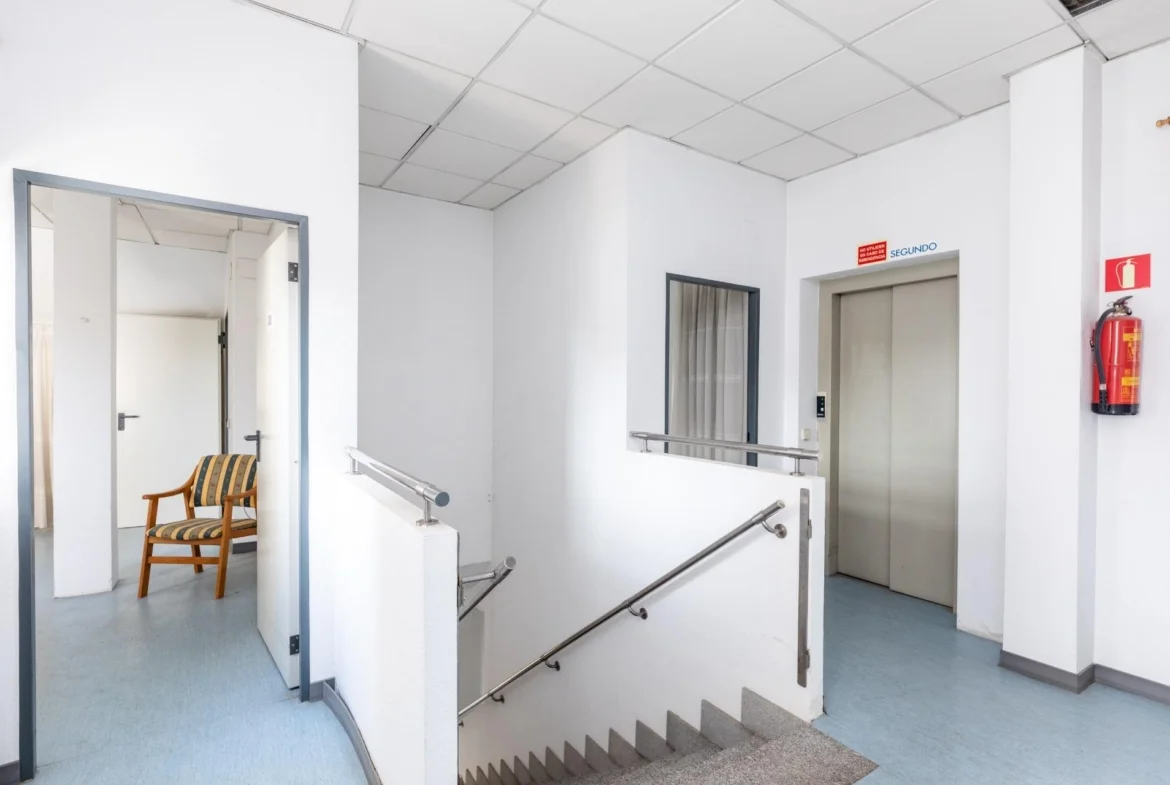 Edificio con licencia de hostal y ascensor