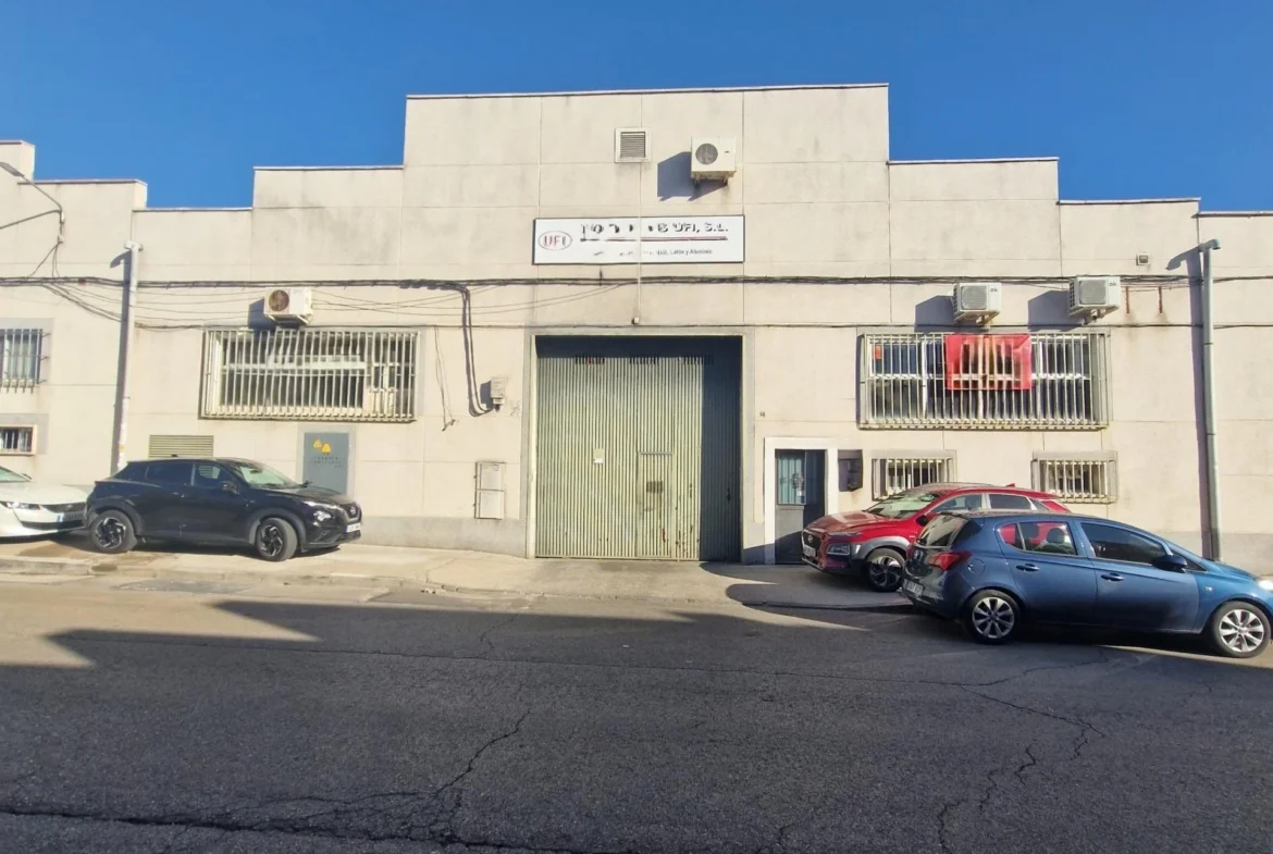 Nave industrial con doble acceso