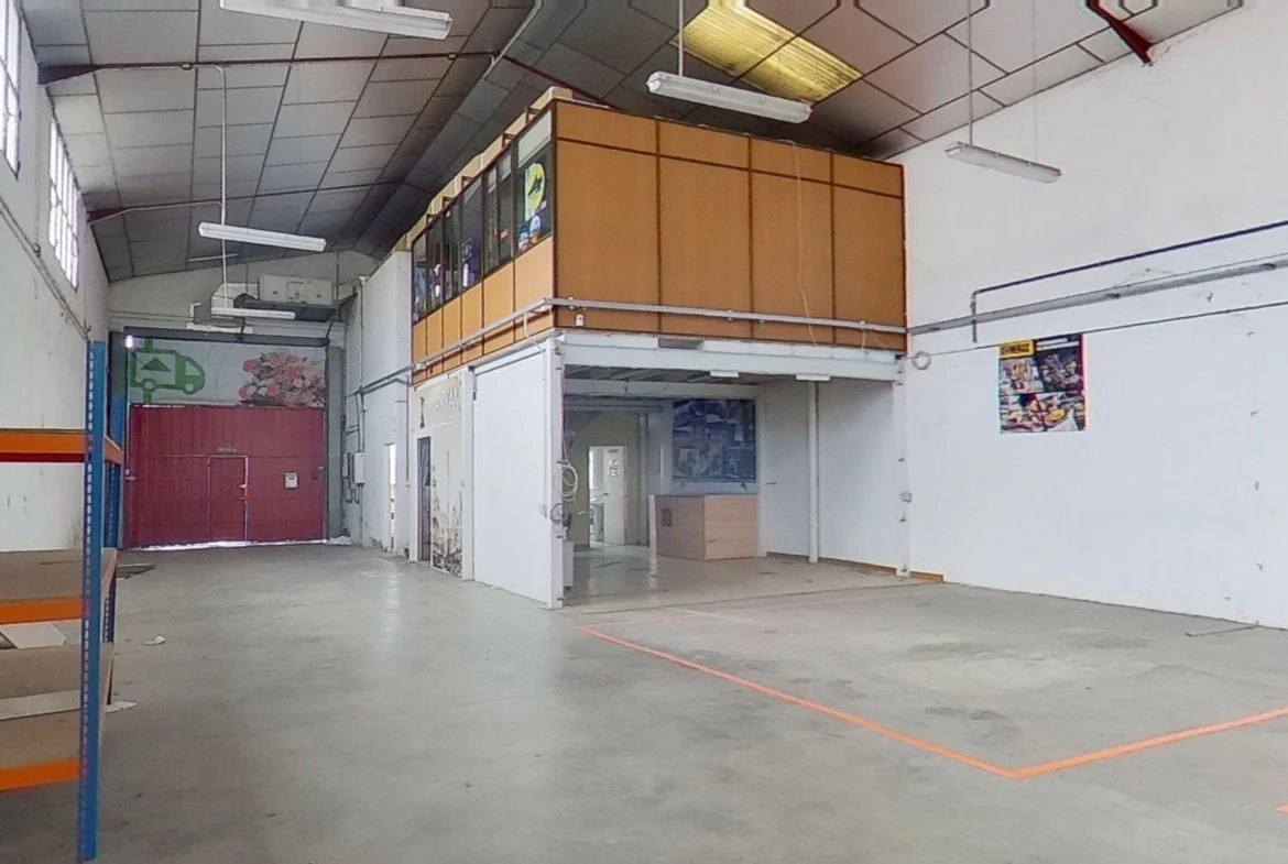 Nave industrial con oficinas y patio