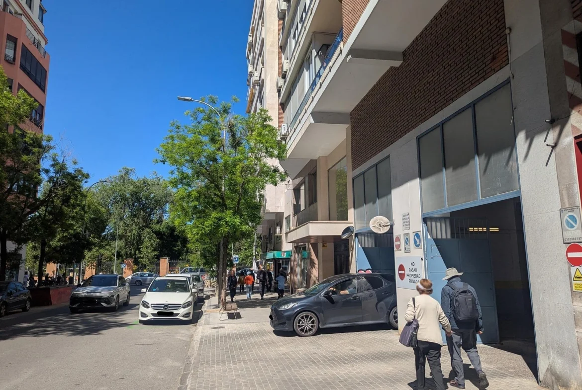 Garaje para coche grande en Retiro, 22 m²