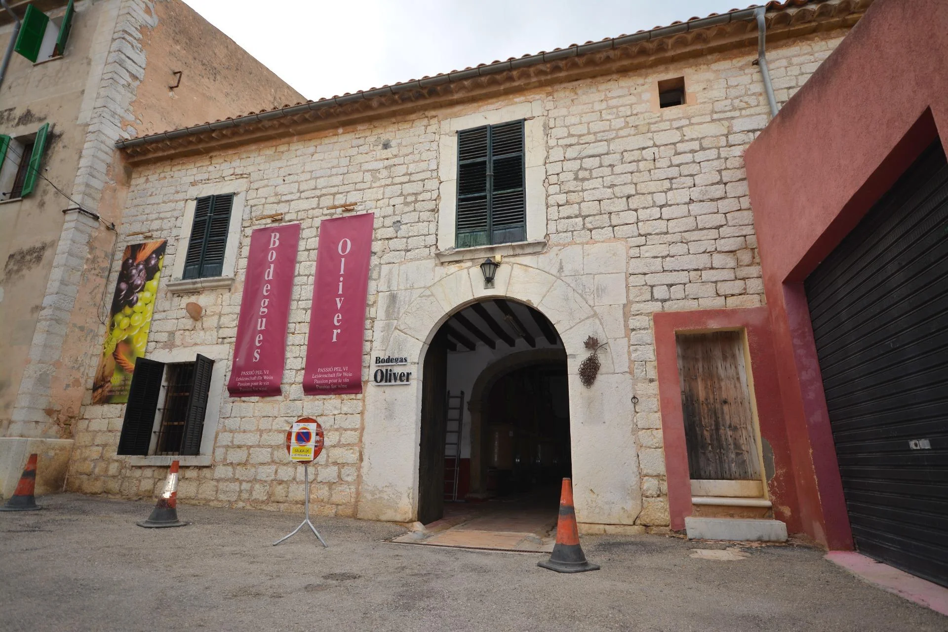 Bodega histórica con instalaciones industriales