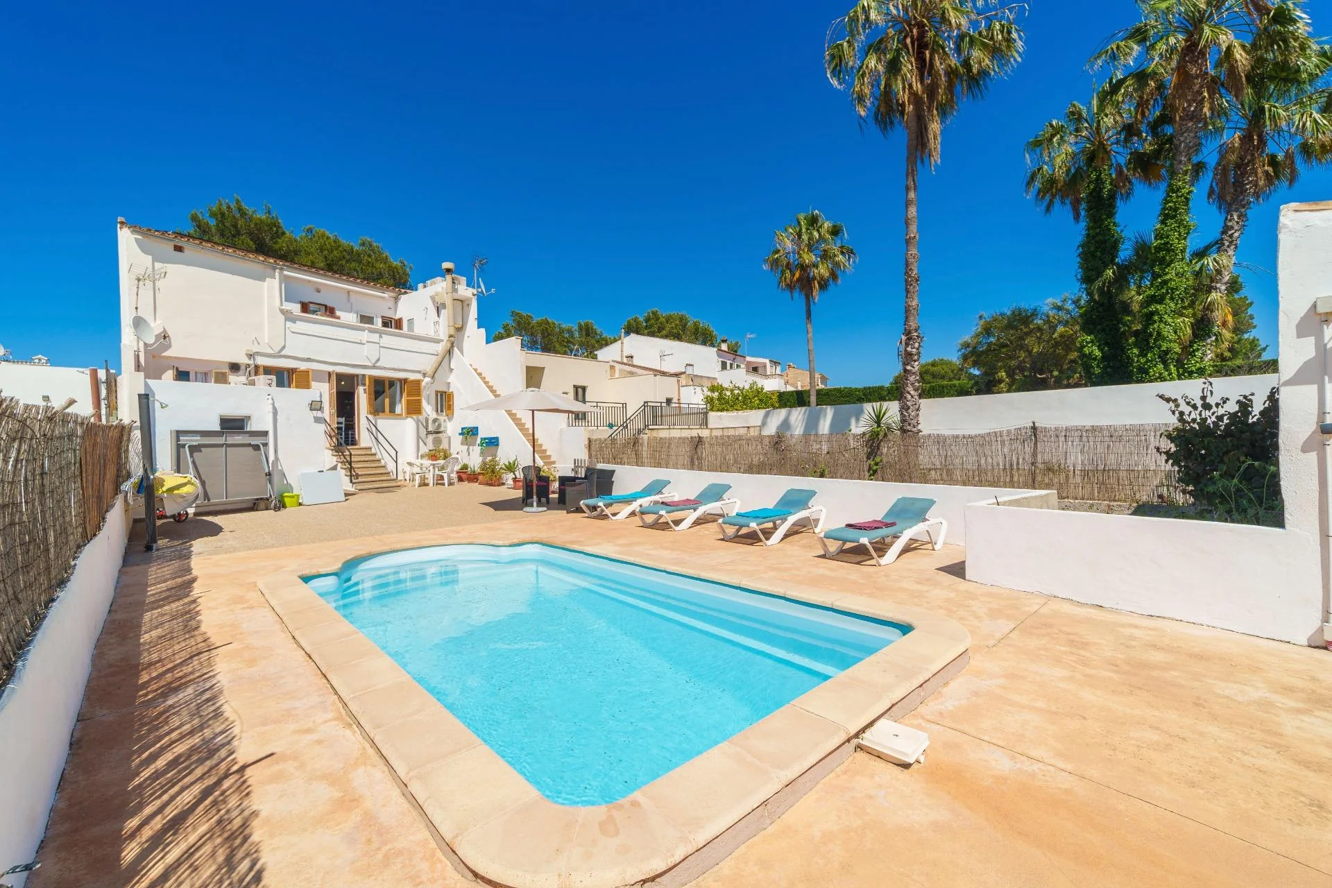 Seafront chalet near Alcúdia, four bedrooms
