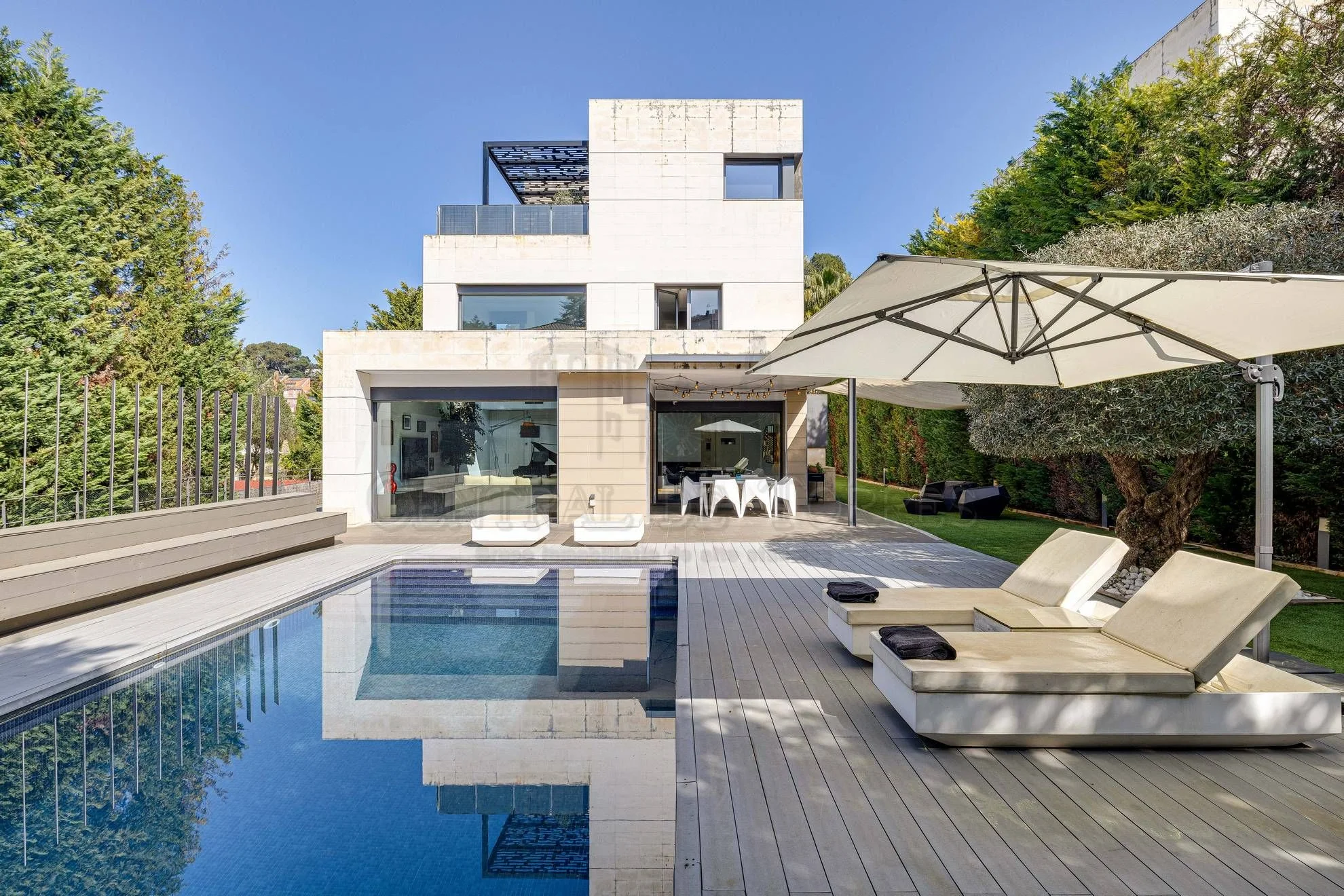 Casa de lujo en Valldoreix, 666 m² y piscina
