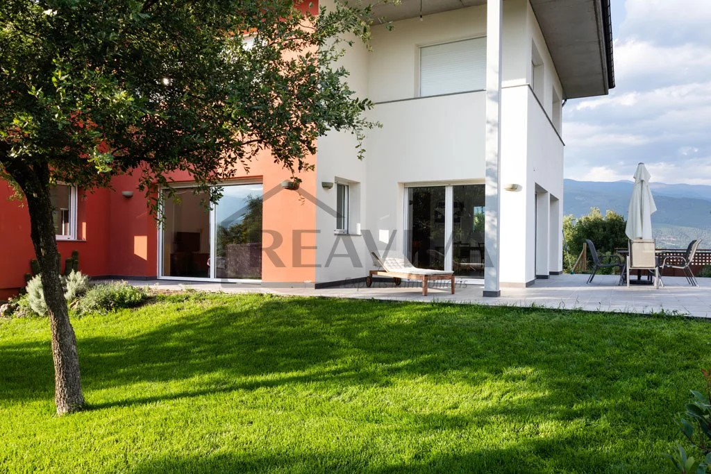 Modern Montferrer house, 371 m², garden