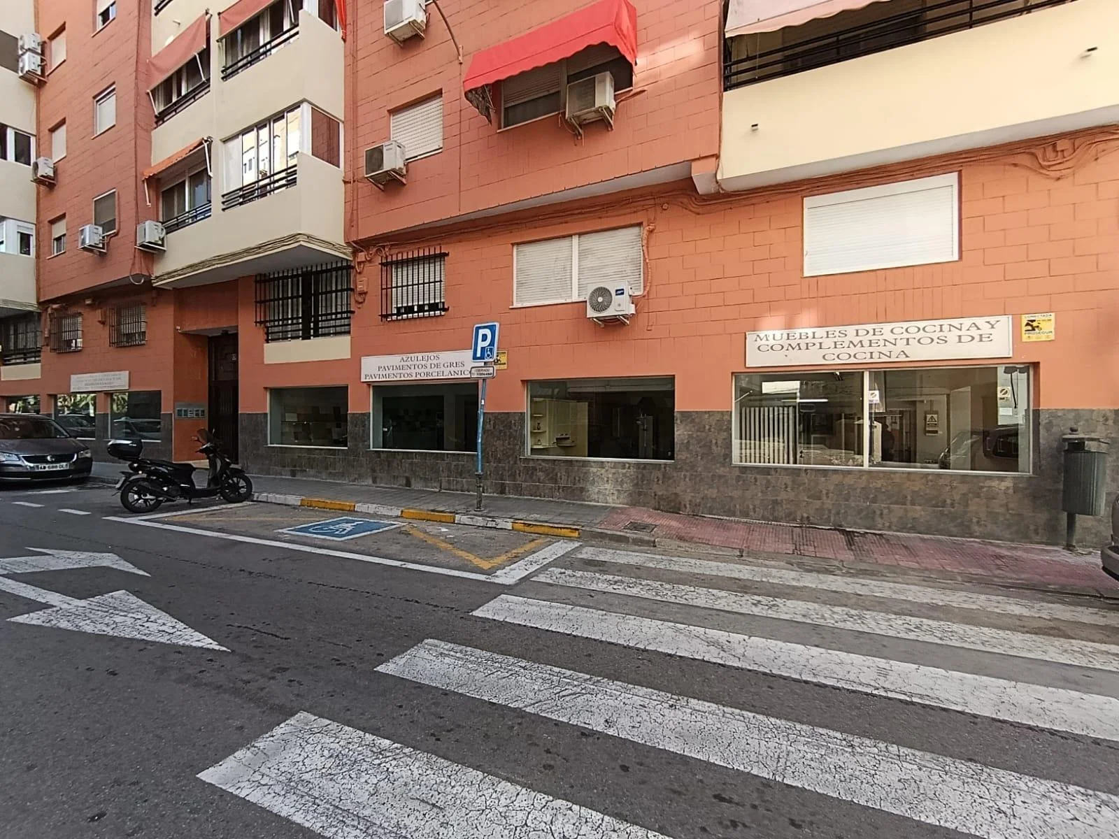 Gran local comercial esquinero en Alicante
