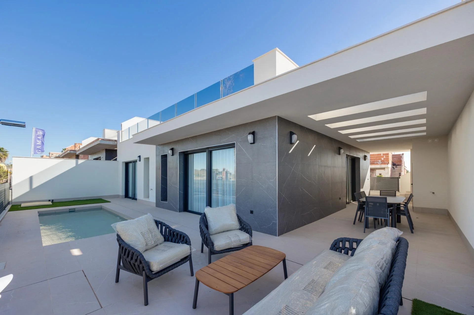 Villa nueva en Torrevieja con piscina privada