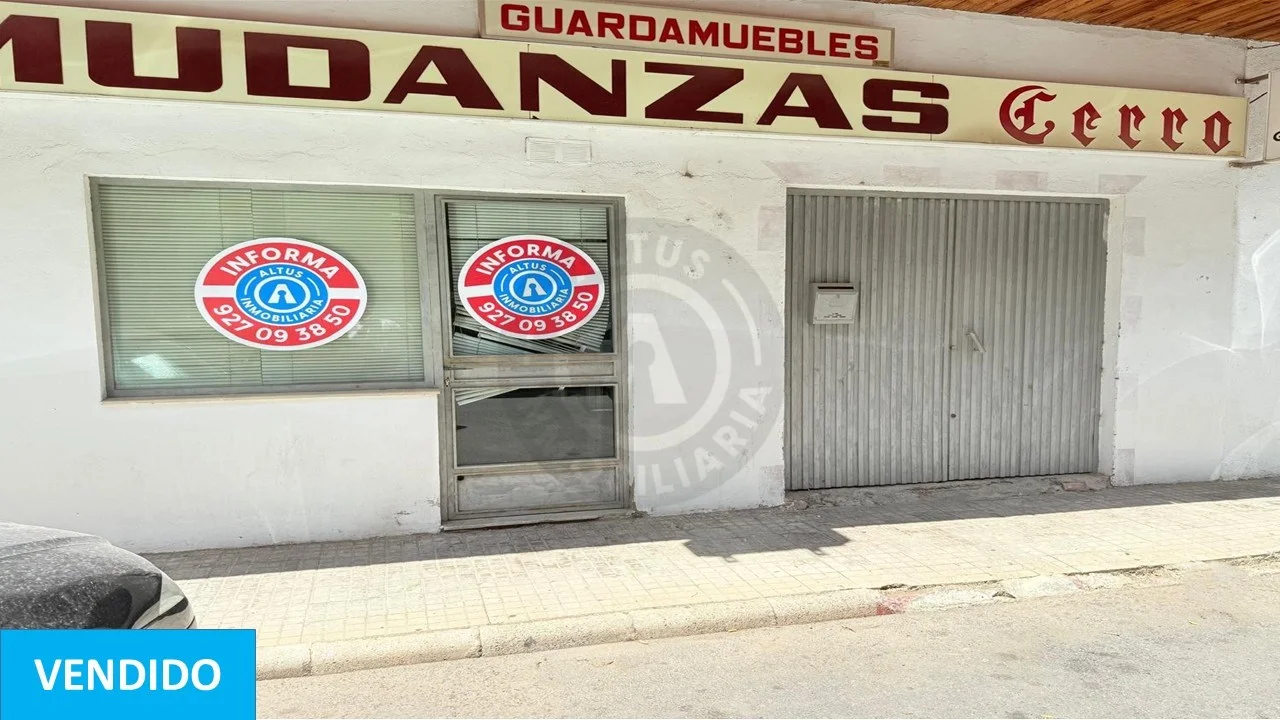 Central Cáceres premises with garage