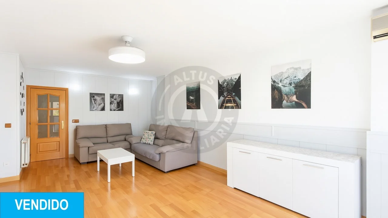 Three-bedroom Mejostilla flat with garage