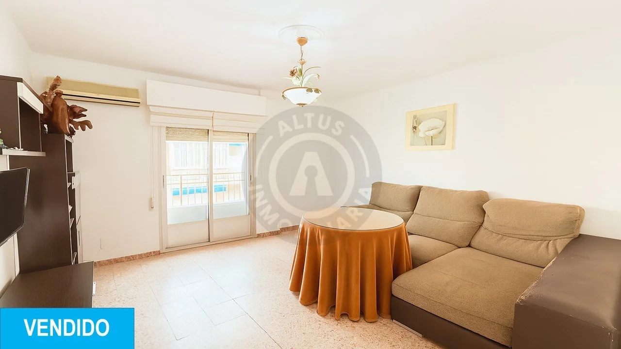 Central Cáceres flat, four-bedroom investment