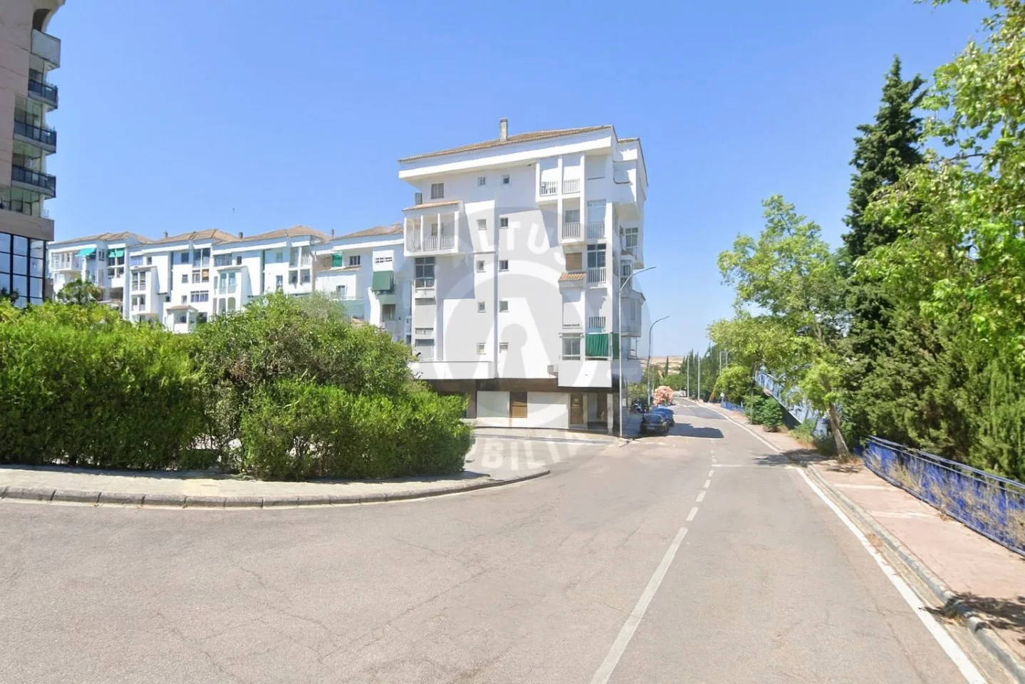 Street-front commercial unit, 121 m²
