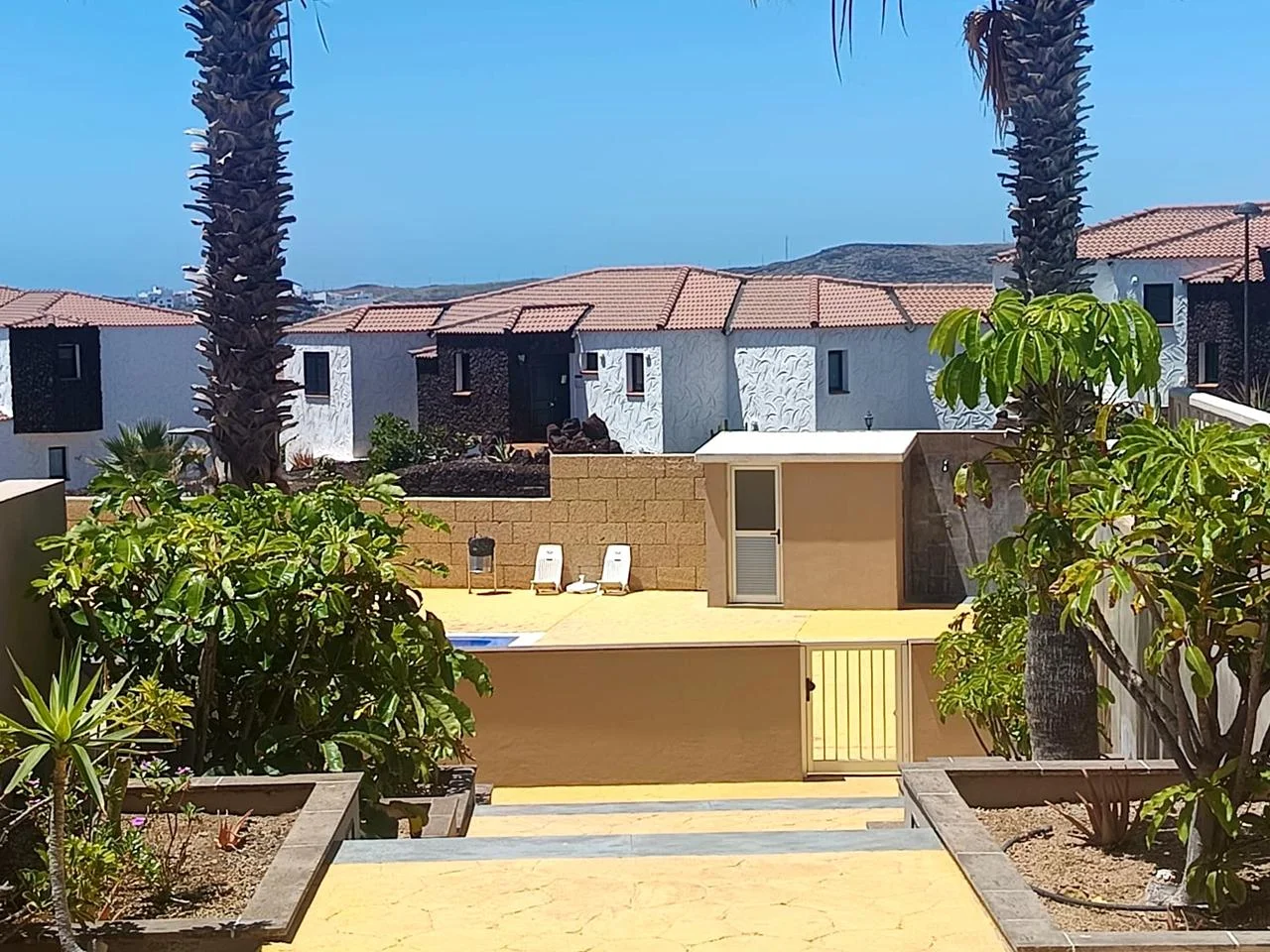 Furnished coastal flat with two garages