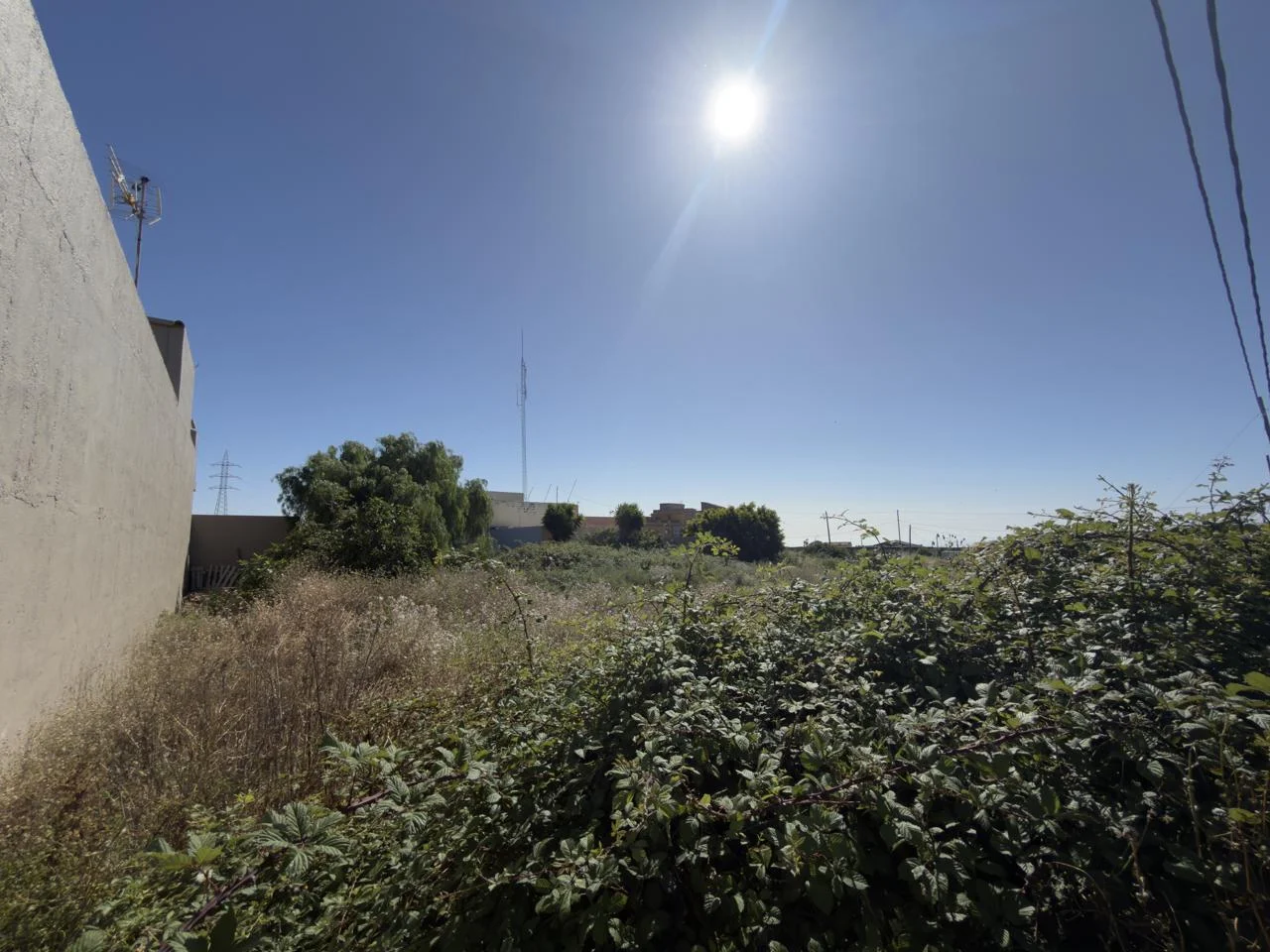 Terreno industrial urbano junto a comercios