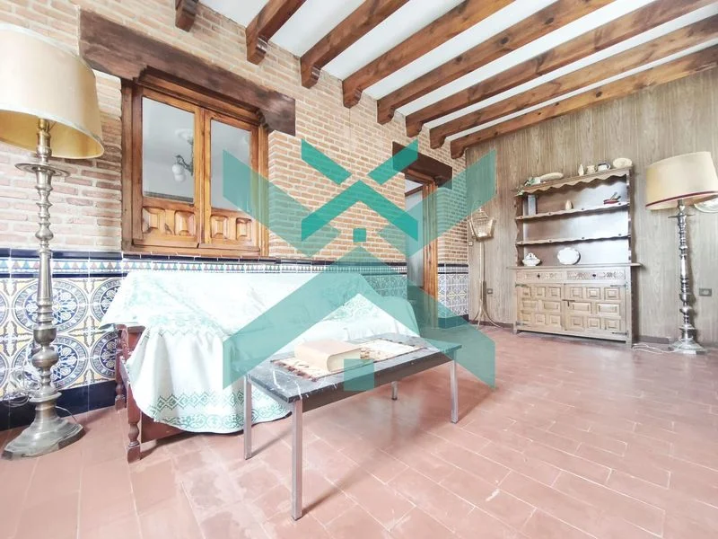 Update-ready flat in Lillo, 3 bedrooms
