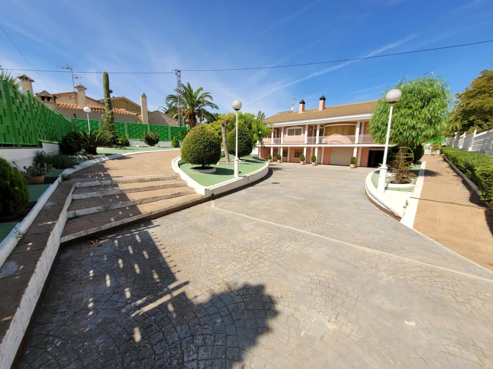 Chalet céntrico en Caudete con dos viviendas