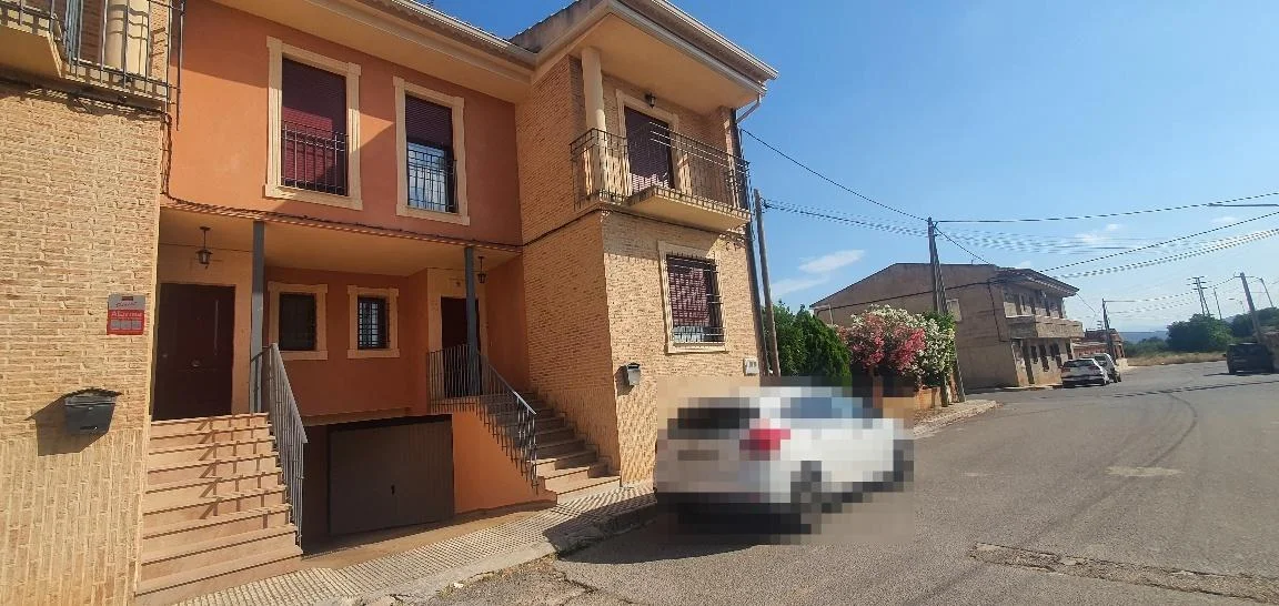 Spacious Isso townhouse with double garage