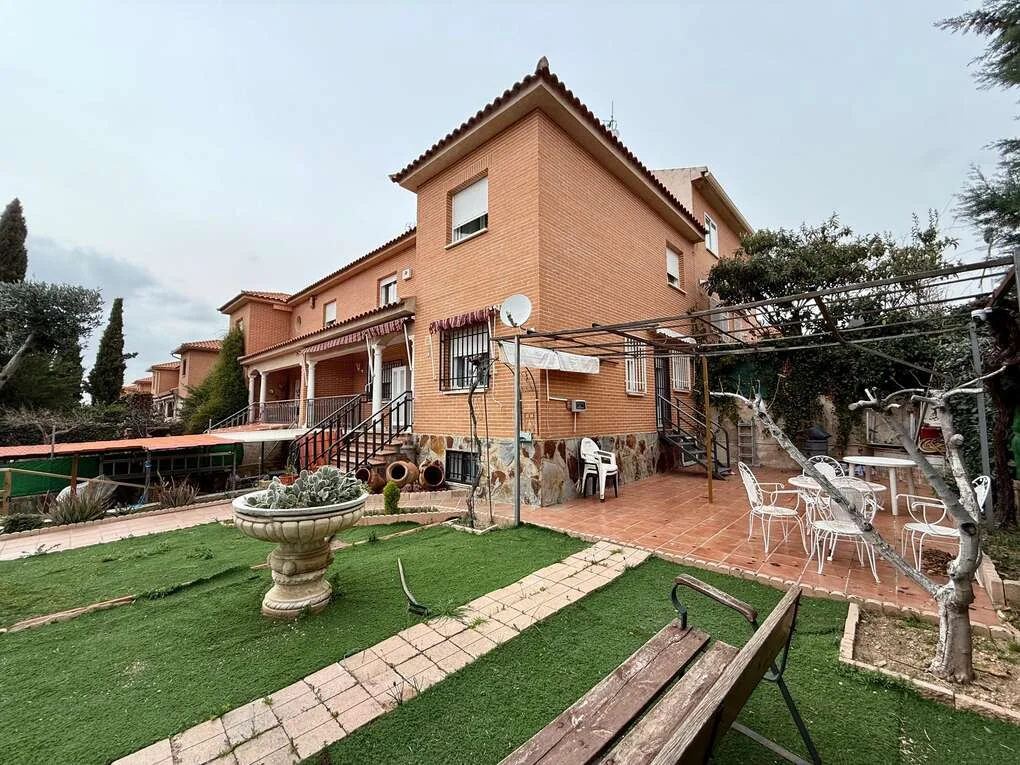 Central Argés townhouse, 4 bedrooms