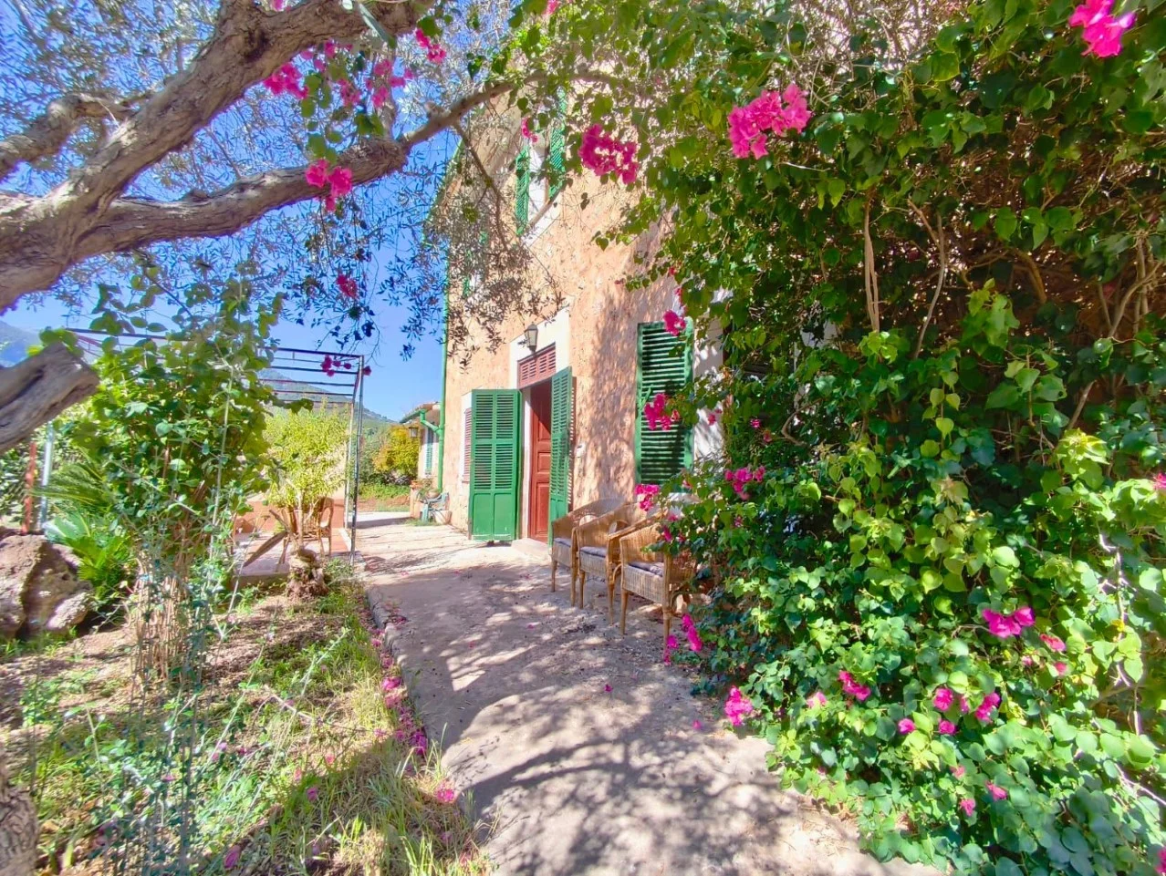 Stone house near Sóller with land