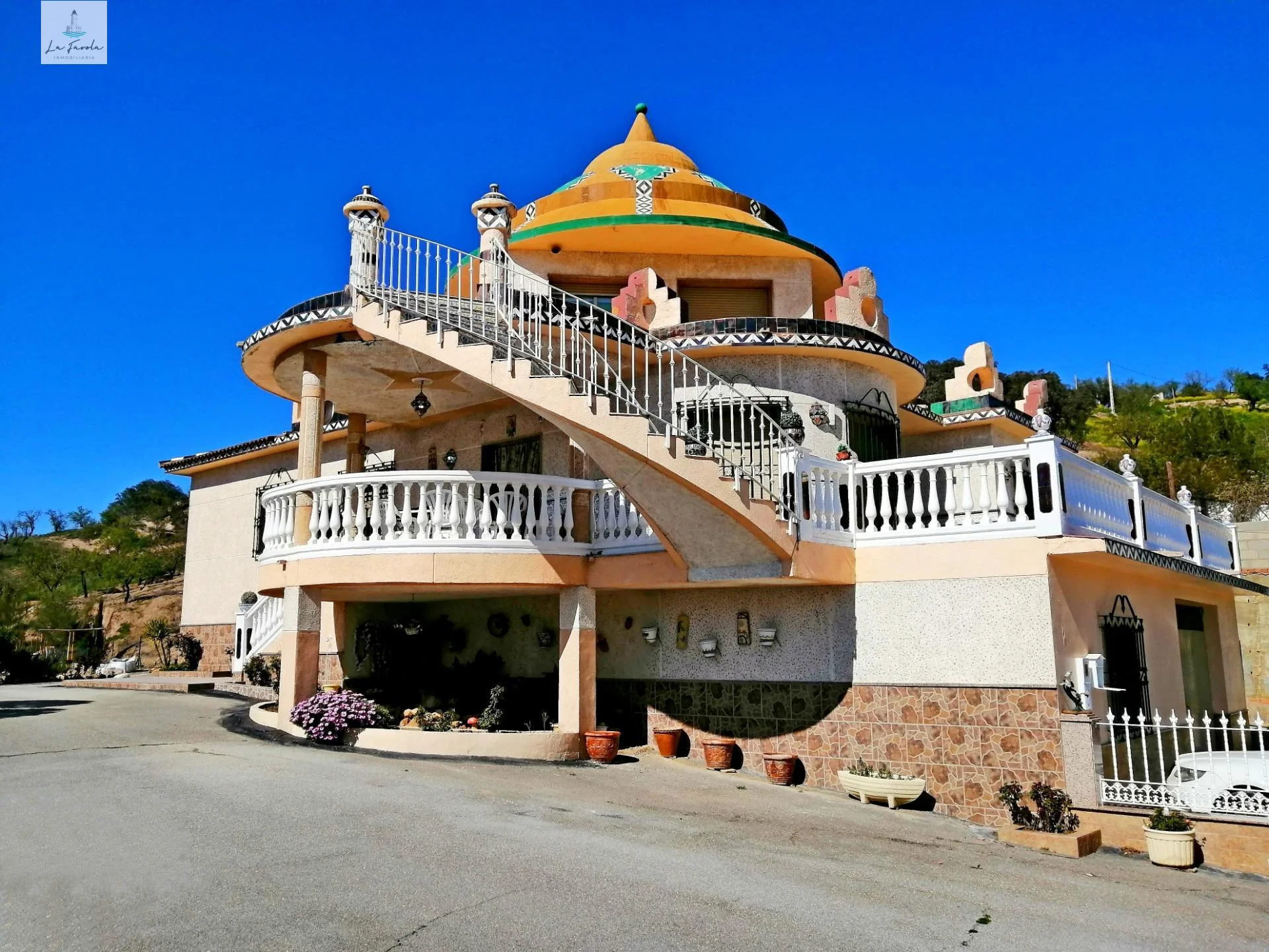 Villa singular con cúpula y terreno