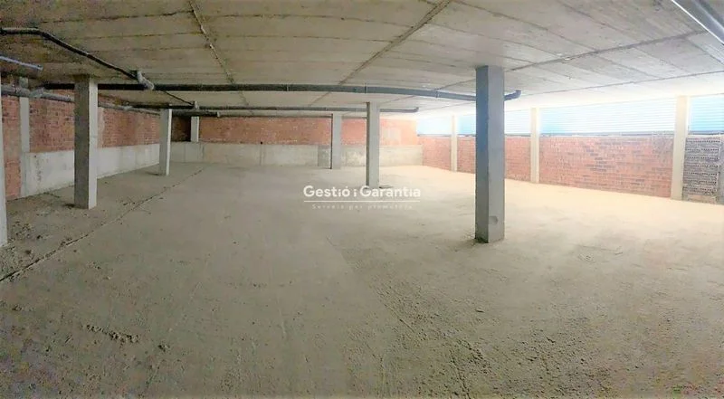 Large new-build storage unit near port