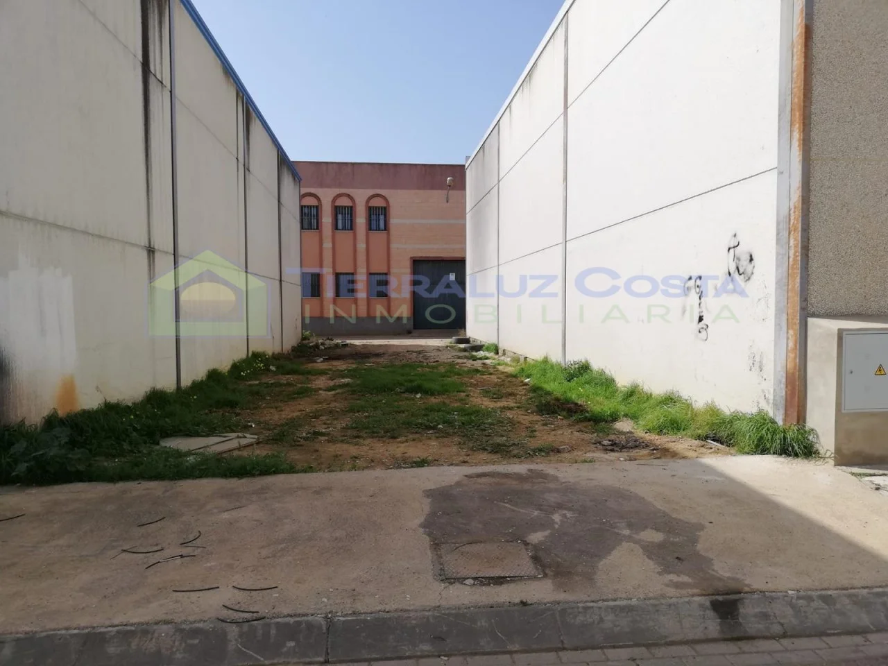Parcela industrial con dos accesos
