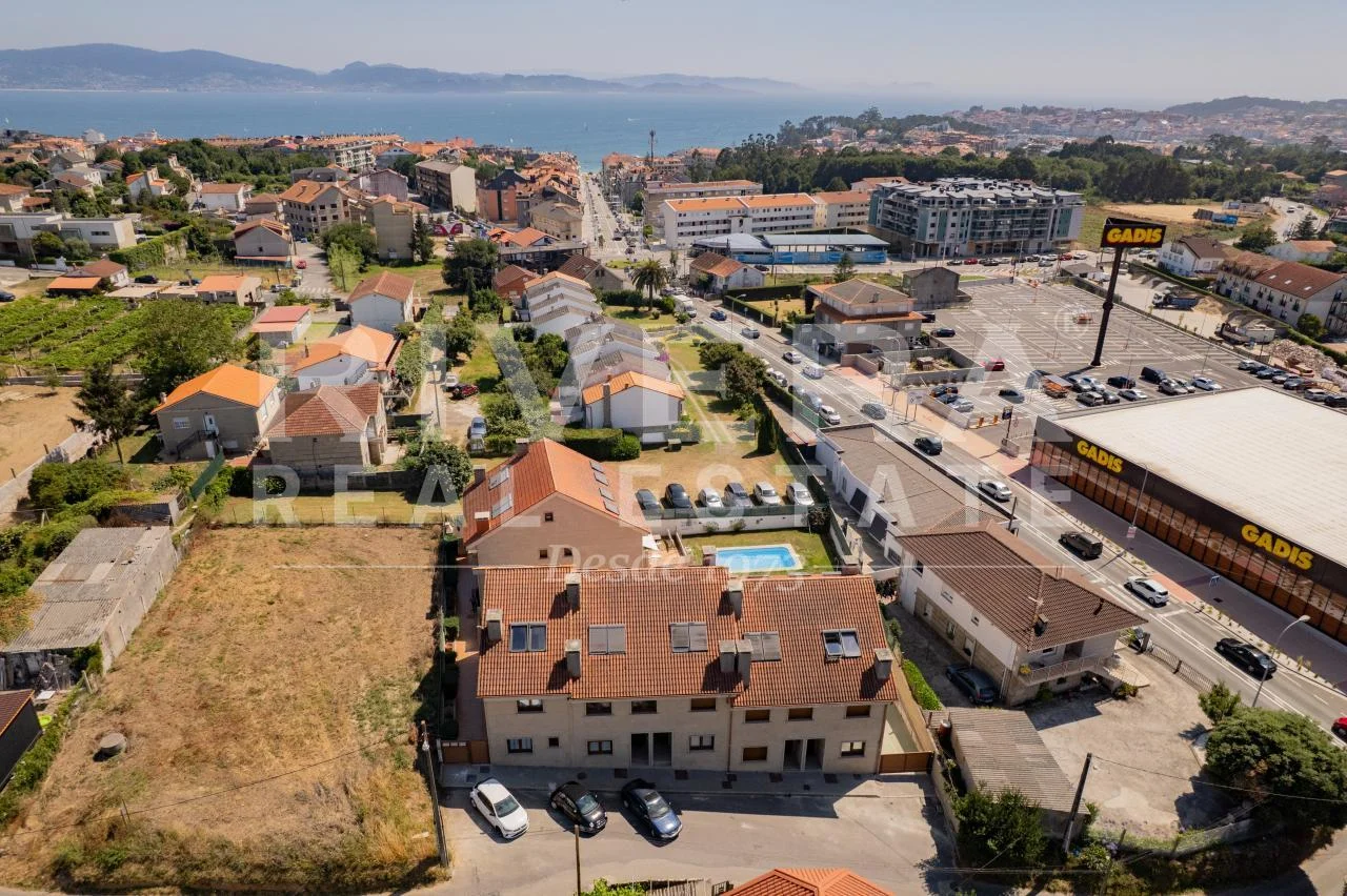 Chalet adosado urbano en Sanxenxo, cinco dormitorios